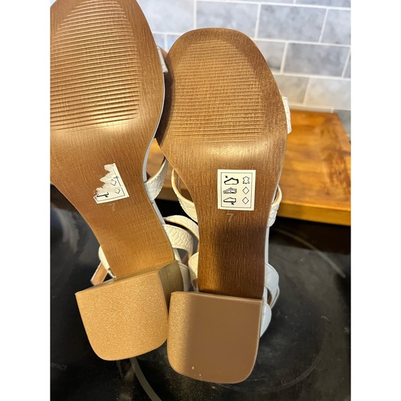 Crevo Strappy Block Heeled Sandals - Picture 6 of 7